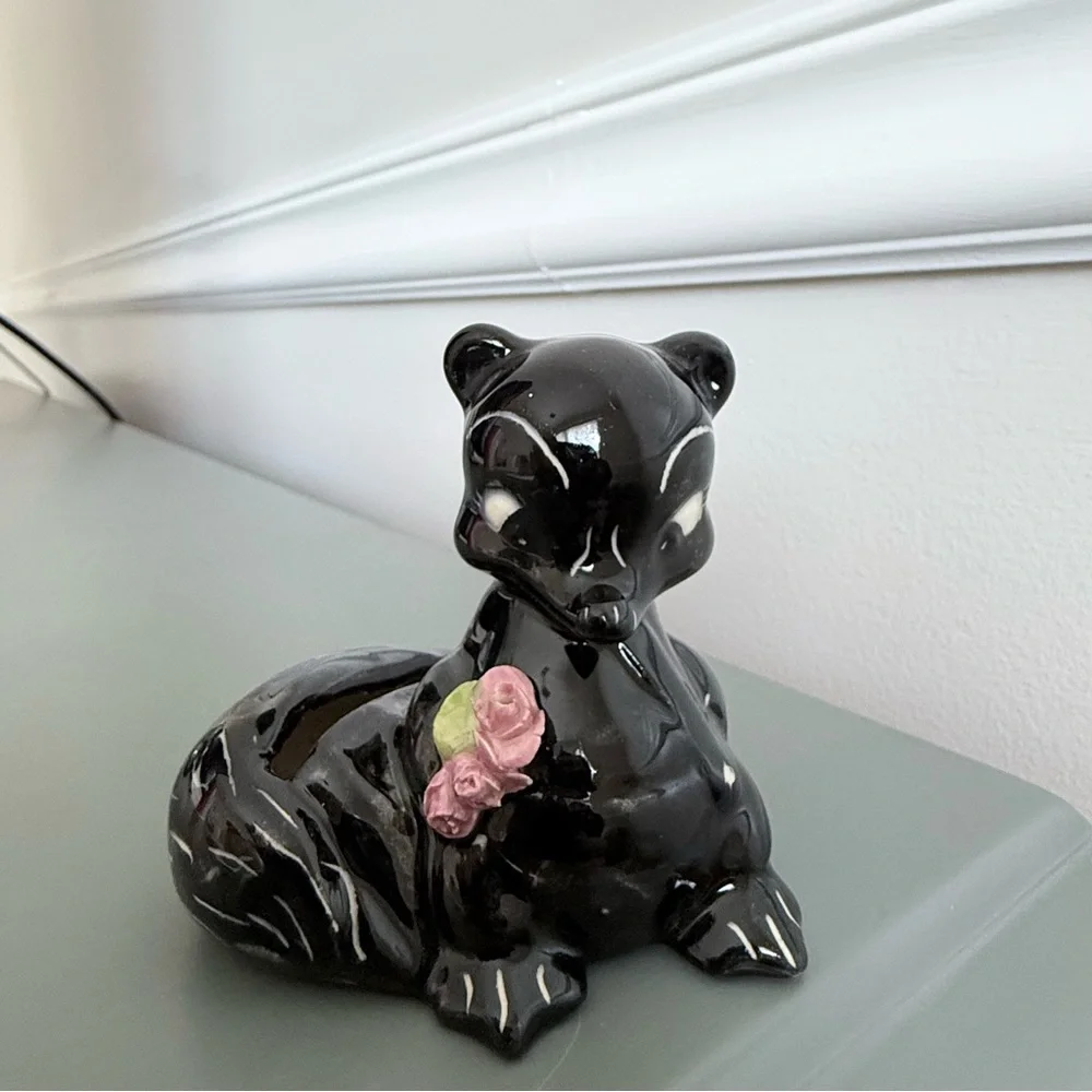 Vintage skunk with roses and slit in tail